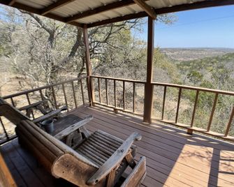 Walnut Canyon Cabins - Fredericksburg - Balcony
