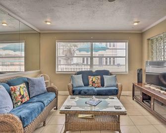 Cozy Ormond Beach Bungalow Steps to the Sand - Ormond Beach - Sala de estar