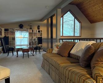 Erie’s Edge “Lakeside Retreat With Spectacular Sunrises & Garden Views” - Leamington - Obývací pokoj
