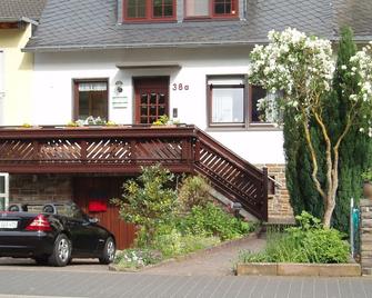 Comfortably furnished apartments in a central location beside the River Moselle in Alken. - Alken - Gebäude