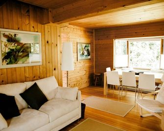 Family Beach House 1 Block From The Beach! - Fire Island Pines - Living room