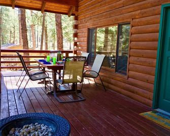 Log Cabin in tall pines, backs to forest, great hiking, star-gazing, biking! - Flagstaff - Patio