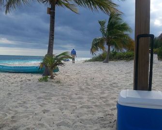 Lovely Studio Apartment on the South shore of Grand Bahama Island at Coral Beach - Freeport - Strand