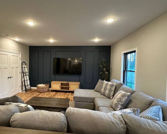 Beautiful 5 star home overlooking Round Lake 6 bedrooms - Benton Harbor - Wohnzimmer