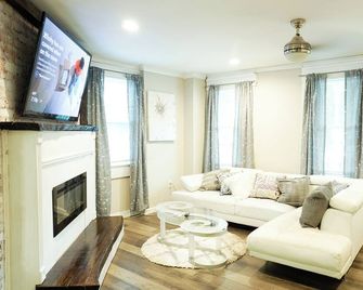 A Cherry on Top- 2 Suite Historic Home near Philadelphia. - Mount Holly - Sala de estar