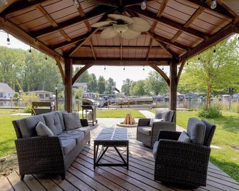 Gun Lake Cottage - Bonfire, Ac, Full Kitchen, Gazebo! Dock Your Boat Or Rent One - Shelbyville - Patio