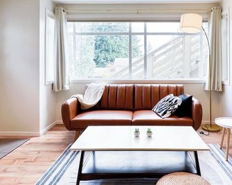 Clean and Charming Hilltop Guesthouse with 1-King bed, Central AC and Heating - Kenmore - Living room