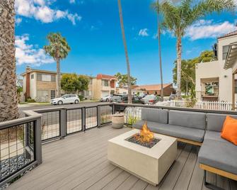 SeaBreeze Bungalow 2 blocks from beach & steps to Main St. - Seal Beach - Balcony