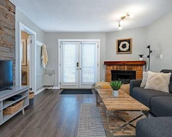 The Moose Lodge - Modern Condo in Collingwood - Collingwood - Living room