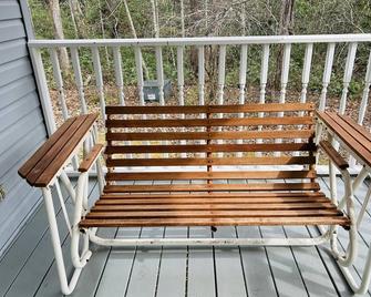 Eco-Cove Wildlife Sanctuary - an Elegant, Two Bedroom Mountain Vacation Home - Marion - Balcony