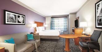 La Quinta Inn & Suites by Wyndham Jackson Airport - Pearl - Makuuhuone