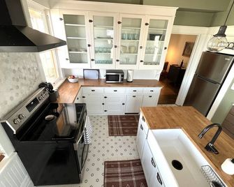 Cozy Historic Home Downtown - Rapid City - Kitchen
