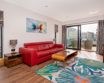 Antrim House Guest Rooms & Suites - Portrush - Olohuone