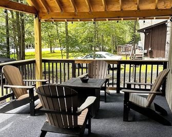 Waterview, air conditioning, adjacent to the beach, covered front and rear decks - Pocono Pines - Patio