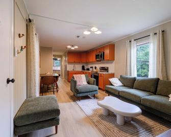 Fun 3-bedroom Fully Fenced Lake Getaway- Awesome Outdoor Space! - Somerville - Sala de estar