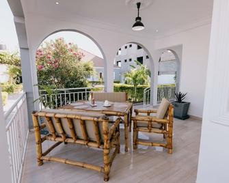 Cosy family orientated Villa only minutes from the beach and essential amenities - Bijilo - Balcony