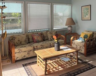 2-bed loft-style condo on the water, WiFi, pool, AC; walk to restaurants & beach - Frigate Bay - Huiskamer
