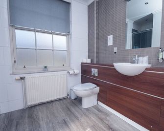 Fletcher's Restaurant Bar & Rooms - Stirling - Bathroom