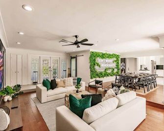 Resort Style Backyard~Heated Pool~Hot Tub~Fire Pit - Oakland Park - Living room