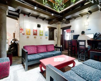 Oasis Backpackers' Hostel Granada - Granada - Living room