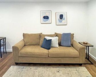 Convenient & Modern 2 Bed Apt Free Wi-Fi & Parking - Pikeville - Living room