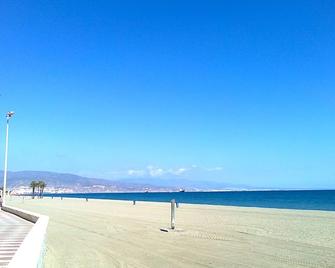 Quiet sunny apartment, 3 min walk to beach, communal pools, terrace, WIFI A/C TV - Roquetas de Mar - Strand