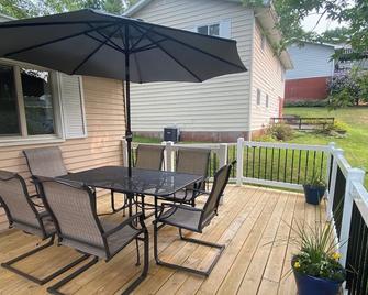 House with yard-walk to Stadium and Evansdale Campus and 10 minutes to Downtown! - Morgantown - Balcony