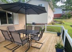 Upscale House - Walk to Stadium and Evansdale Campus and10 minutes to Downtown! - Morgantown - Balcony