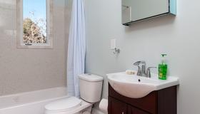 Gorgeous Apartment With City Views - Oakland - Bathroom