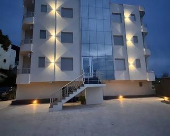 Al Hotel - Valona - Edificio