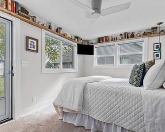 Hickory Hideaway, Cozy 2 bedroom with private dock - Oshkosh - Bedroom