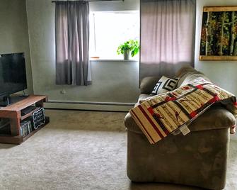 Charming Guest Suite Close To Downtown Golden - Golden - Living room