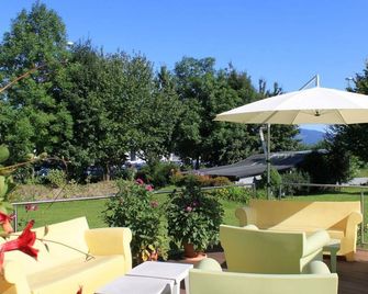 Triple room with shower or Bathroom, toilet - Airporthotel Salzburg - Salzburg - Patio