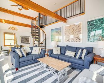 2 Mi to Stone Harbor Beach Lovely Bayfront Home - Cape May Court House - Living room