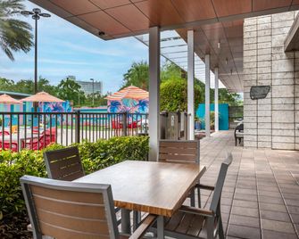 Holiday Inn Orlando-Disney Springs Area By IHG - Lake Buena Vista - Patio