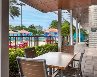 Holiday Inn Orlando-Disney Springs Area By IHG - לייק בואנה ויסטה - פטיו