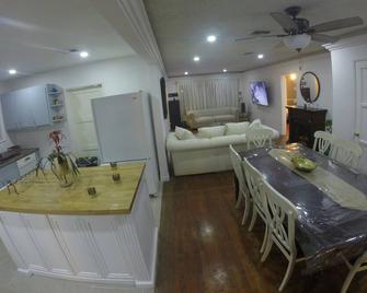 Cheerful Spacious Accessible House - Lakewood - Dining room