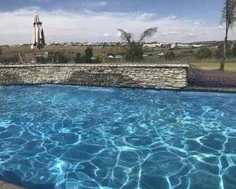 Regal Inn Hotel Midrand - Midrand - Zwembad