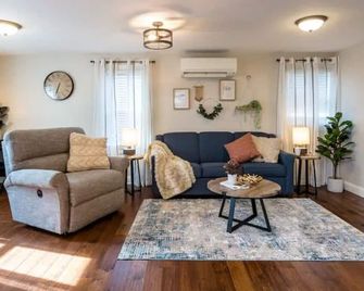 Luxury Farm Cottage, Hot Tub, Sauna,Massage,Shenandoah Views, pet friendly - Weyers Cave - Living room