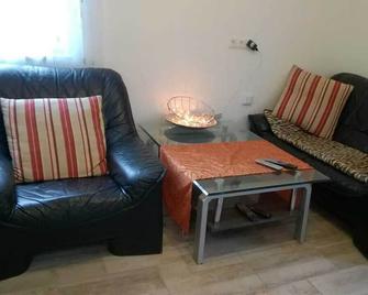 Toll Apartment Mit Privatem Eingang Free Parking Slbst Check-In Netflix 30 Zone Ruhig - Duisburg - Living room