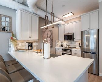 Lakeside Urban Inn . . . Truly A Hidden Gem On The Lake In Downtown Tualatin!!! - Tualatin - Kitchen