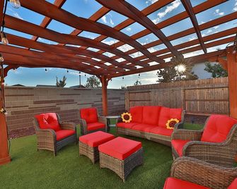 Sleeps ~10 -Roseville 5-Beds 3-Baths Family-Friendly Gem - Roseville - Patio