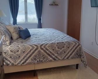 Townhouse with Lake views/access, 10 min to ski Bristol Mountain - Canandaigua - Bedroom