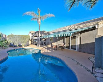 West Valley Delight! 4 Bedroom, Avondale area w/Pool, Putting Green, Near 1-10 - Tolleson - Pool