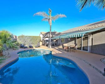West Valley Delight! 4 Bedroom, Avondale area w/Pool, Putting Green, Near 1-10 - טולסון - בריכה