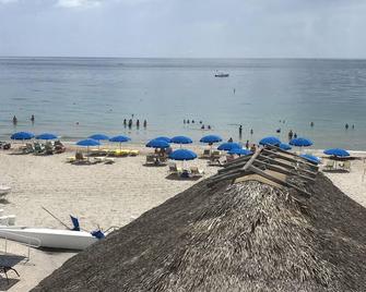 Oceanfront condo, beach, pool. 4 eateries on premises. Rent kayaks and jet skis. - Fort Lauderdale - Playa