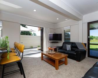 Waihi Beach Paradise Resort - Waihi Beach - Living room