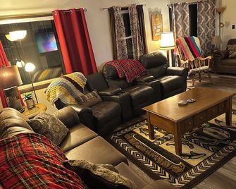 Treska's Trails & Lakes Charming 3-bedroom farmhouse with WiFi & AC in Brainerd - Brainerd - Sala de estar