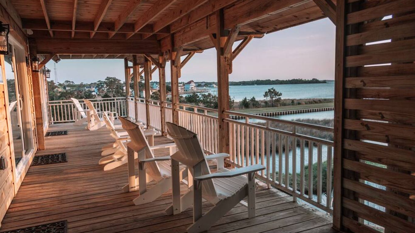 The Burrus House Inn Waterfront Suites