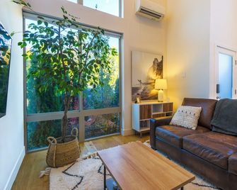 Modern and Airy home near UW & Seattle Children’s - Seattle - Living room